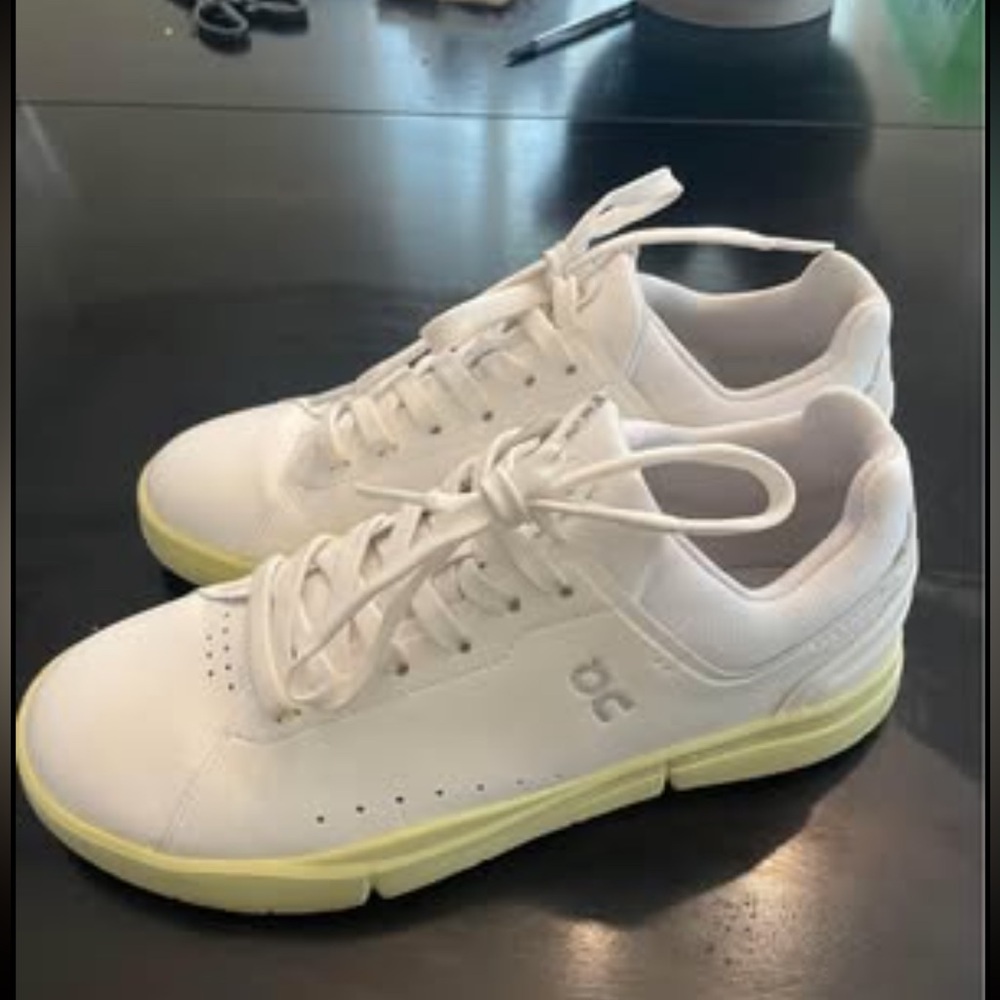 On Running Roger white sneaker women’s size 8